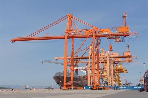 Cảng Hải Phòng đưa 02 cần trục giàn tầm với 14 hàng container